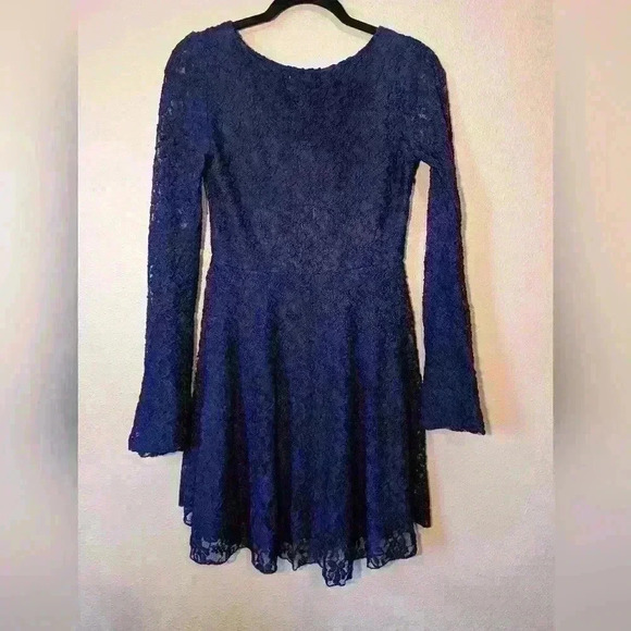 NWT Roberta Navy lace dress with bell sleeves size Medium - Picture 4 of 6